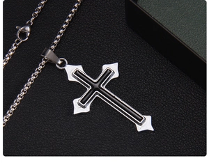 Gros plan du collier pendentif croix argent et noir sur fond de cuir de qualité