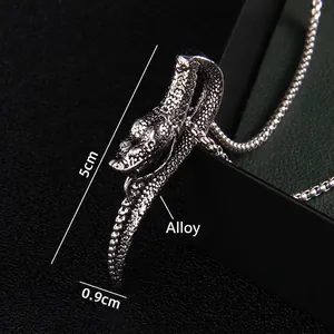 Collier pendentif tête de serpent punk foncé avec finition argent antique et texture