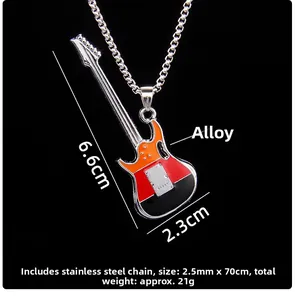 Détail du collier guitare avec finition en émail coloré et chaîne en acier inoxydable