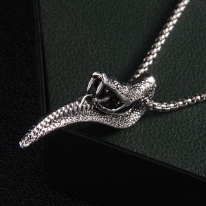 Collier pendentif tête de serpent gothique punk en argent vintage avec détails d'écailles