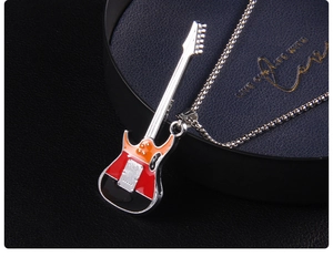 Vue macro du pendentif guitare en émail rouge avec chaîne argentée sur cuir noir élégant