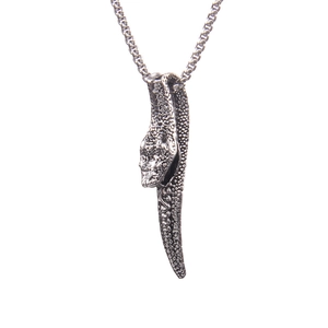 Collier pendentif tête de serpent punk sombre en argent vieilli avec texture d'écailles
