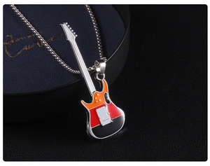 Gros plan du collier guitare avec finition émail coloré et chaîne à billes en argent