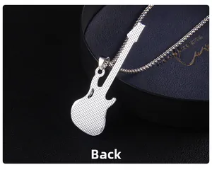 Vue détaillée du dos du pendentif guitare montrant la texture du maillage fin