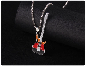 Vue macro du pendentif guitare en émail coloré avec chaîne à billes sur support noir