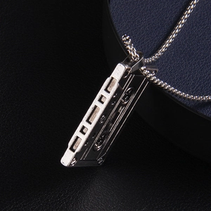 Collier avec pendentif cassette rétro argent antique avec style industriel nostalgique