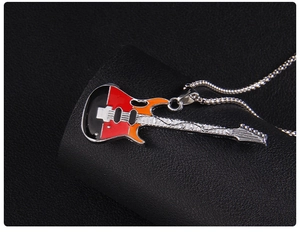 Détail du pendentif guitare en émail coloré sur une chaîne à billes en acier inoxydable