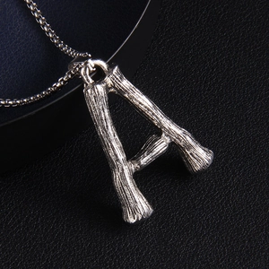 Collana con ciondolo lettera A in argento vintage, texture bambù e catena in acciaio