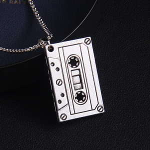 Collier à pendentif cassette rétro avec finition argentée vintage sur chaîne à billes