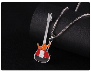 Vue détaillée du collier pendentif guitare électrique avec émail coloré et brillant