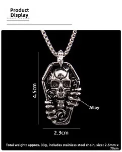 Détail du pendentif cercueil avec crâne et rose sur une chaîne en acier inoxydable