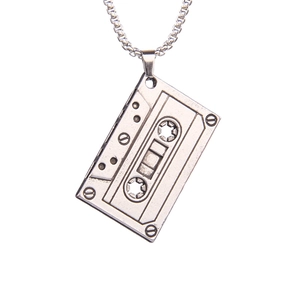Collier avec pendentif cassette rétro des années 80 en métal argenté et design vintage détaillé