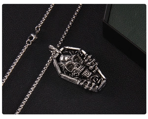 Vue détaillée du pendentif cercueil gothique en argent avec crâne sur une chaîne box