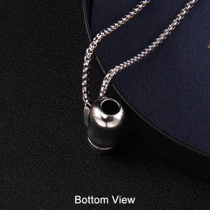 Vue de dessous du pendentif biberon en acier inoxydable avec chaîne à mailles carrées