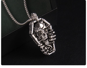 Pendentif cercueil punk gothique avec tête de mort et roses en acier inoxydable poli