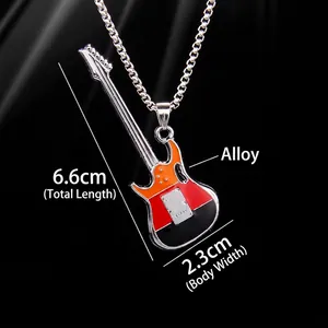 Collier pendentif guitare avec émail rouge noir et orange sur monture en acier inoxydable