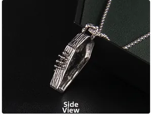 Vue latérale du pendentif cercueil avec main de squelette sur chaîne à mailles
