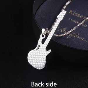 Vue arrière du collier guitare en acier argenté avec texture quadrillée et chaîne box