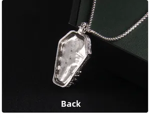 Vue détaillée du dos du pendentif cercueil argenté avec texture métallique sablée fine