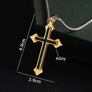 Collier croix hip hop avec incrustation noire et cadre doré, 4,9cm par 2,9cm