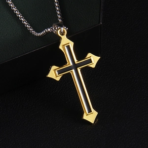 Collier avec pendentif croix gothique, cadre en métal doré et incrustation noire sur cuir