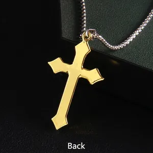 Pendentif croix doré avec texture brossée et chaîne à billes argentée vue de l'arrière