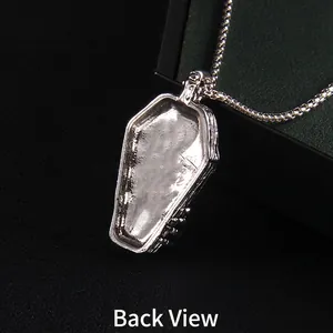 Pendentif cercueil tête de mort punk en acier argenté vue arrière sur fond de cuir