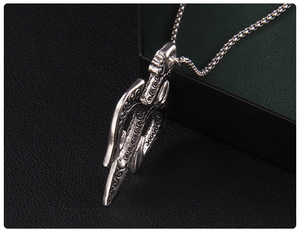 Vue macro du pendentif trident en argent gravé sur un support en cuir noir de haute qualité