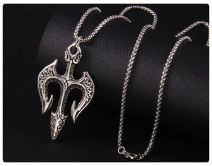 Détail du pendentif trident argenté vintage avec gravures ciselées et chaîne