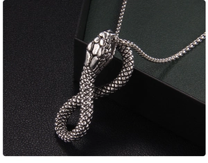Makroaufnahme der Schlangen-Halskette in Vintage-Silber mit detaillierten Schuppen