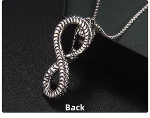 Detailansicht der Rückseite der Vintage-Schlangenkette mit Schuppen und Struktur