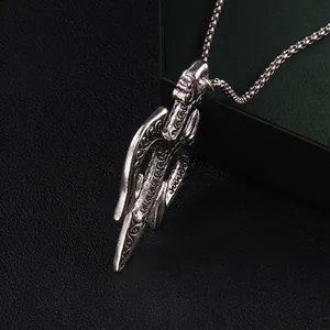 Collier trident 3D en acier inoxydable avec gravure vintage et vue de profil détaillée