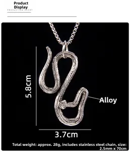 Dettaglio del ciondolo a serpente argento con trama a scaglie e dimensioni di 5,8 cm