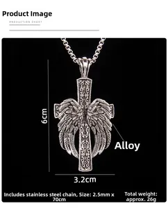 Détail du pendentif croix aile vintage avec chaîne en acier inoxydable de 70 cm sur noir