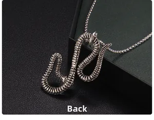 Dettaglio del retro del ciondolo a forma di serpente vintage con intagli metallici