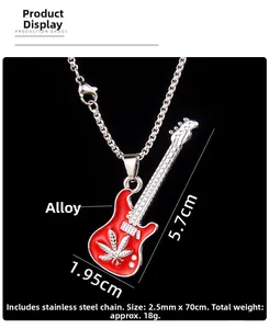 Détail d'un pendentif guitare rouge avec motif de feuille et chaîne en acier inox