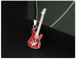 Vue détaillée du pendentif guitare rouge avec feuille d'argent sur fond texturé
