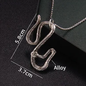 Collana vintage con grande ciondolo a serpente argentato e dettagliata trama a squame
