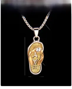 Détail macro du pendentif tong avec cristal et dimensions sur fond noir profond