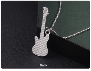 Vue arrière détaillée d'un pendentif guitare montrant la texture du métal brossé