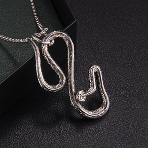 Collana vintage con ciondolo a serpente mamba argento e scaglie su catena a sfere