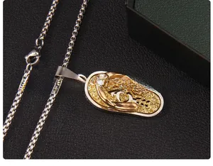 Vue macro du collier avec pendentif tongs bicolore, texture dorée et strass étincelant