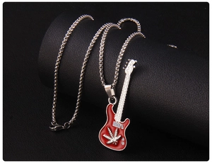 Vue détaillée du pendentif guitare électrique rouge avec feuille d'argent sur chaîne