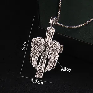 Collier croix argentée vintage avec pendentif ailes d'ange sur une chaîne à billes