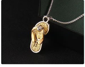 Détail du pendentif tong avec paillettes dorées et cristal sur chaîne box argentée