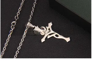 Gros plan du pendentif croix en acier inoxydable argenté sur fond en cuir noir