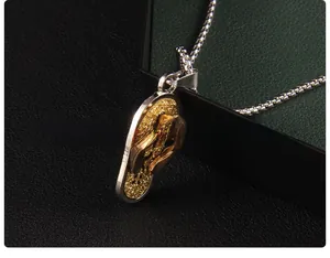 Vue macro détaillée d'un collier pendentif tongs avec une finition bicolore or et argent