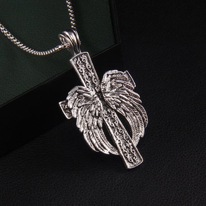 Collier rétro avec pendentif croix et ailes d'ange sur une chaîne boîte argentée