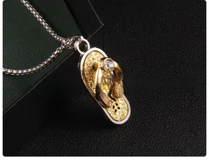 Vue détaillée d'un pendentif tong avec semelle dorée scintillante et strass brillant