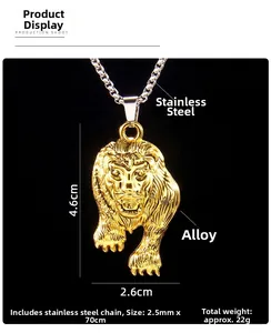 Détail du pendentif tête de lion doré avec dimensions 4.6x2.6cm et chaîne inox de 70cm
